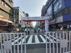 PHOTO : कुंड्यांनी सजला रस्ता! पुण्यातला लक्ष्मी रोड आज बंद, नो व्हेईकल डे निमित्त रस्त्याचा थाटमाट