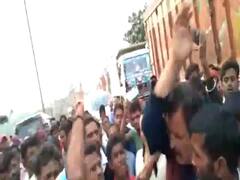 जान से बड़ी जिद! जाम में फंसी एंबुलेंस को शख्स ने की निकालने की कोशिश तो पिनक गए RJD MLA, बीच सड़क पर मारे कई थप्पड़