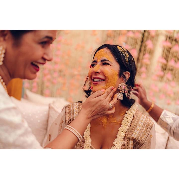 अभिनेता विकी कौशल (Vicky Kaushal) आणि अभिनेत्री कतरिना कैफ (Katrina Kaif) नुकतेच विवाहबंधनात अडकले आहेत.