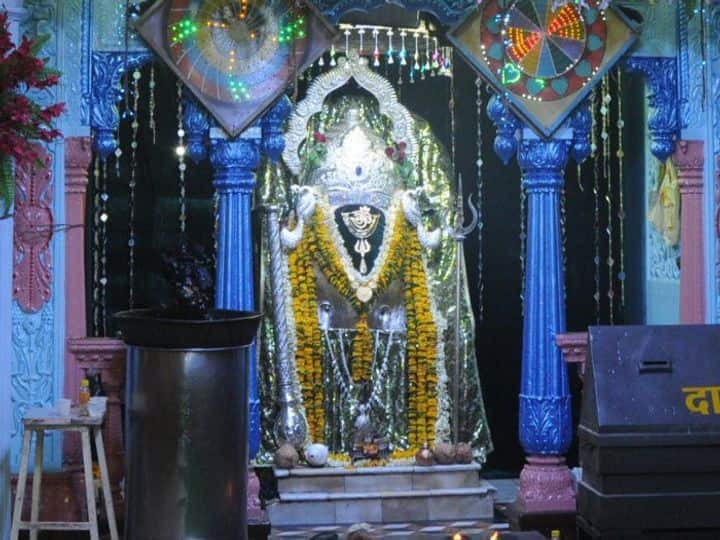 4. नौकरी में फिर से जगह पाने के लिए शनिवार के दिन शाम के समय पीपल के पेड़ के नीचे सरसों के तेल का चौमुखी दीया जलाएं. फिर वहीं खड़े होकर शनि मंत्र का 108 बार जाप करें. इसके बाद पीपल के वृक्ष की परिक्रमा करें और ऐसा आपको लगातार 11 शनिवार तक करना है.