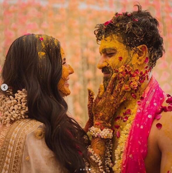 এক ঘণ্টারও কম সময়ে ইতিমধ্যেই ভিকি-ক্যাটরিনার গায়ে হলুদের ছবিতে ১০ লক্ষেরও বেশি লাইক পড়ে গিয়েছে। ছবিতে দেখা যাচ্ছে, একে অপরের গায়েও হলুদ মাখিয়ে দিচ্ছেন বলিউডের জনপ্রিয় জুটি।