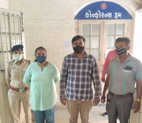 surat woman psi arrested in bribe case સુરતમાં મહિલા PSI અને વકીલને 10 હજારની લાંચ લેતા ACBએ રંગેહાથ ઝડપ્યા