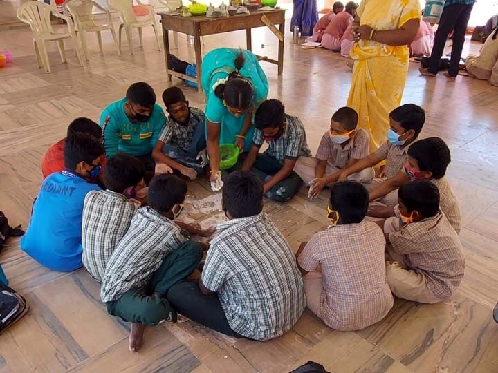 தலையாட்டி பொம்மை செய்வது எப்படி ? - தஞ்சாவூரில் மாணவர்களுக்கு பயிற்சி