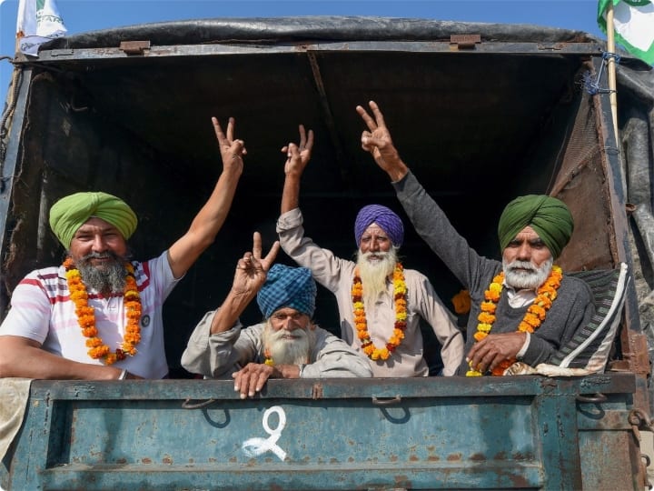 भूपेन्द्र सिंह (40) ने कहा, ‘‘मेरे बच्चे अत्यधिक उत्साहित हैं. हम अंतत: एक साल बाद एक-दूसरे से मिल पाएंगे. मैं बहुत खुश हूं. फोन पर वे अक्सर पूछते थे, पापा घर कब आओगे?’ लेकिन सबसे महत्वपूर्ण बात यह है कि मैं किसानों की जीत के बाद घर लौट रहा हूं, जो मेरे लिए गौरव का क्षण है.’’ उत्तर प्रदेश के बिजनौर जिला निवासी भूपेन्द्र सिंह अपनी ट्रैक्टर ट्रॉली से अपने अन्य गांव वालों के साथ घर लौट रहे थे.