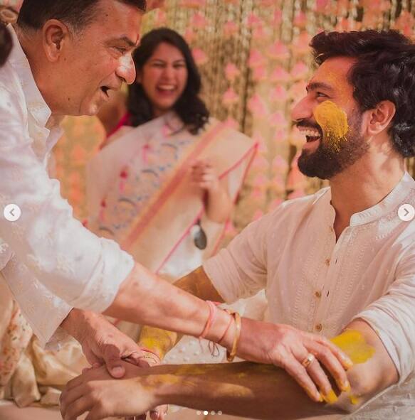 বিয়ের মতো ভিকি-ক্যাটরিনার গায়ে হলুদের ছবি সোশ্যাল মিডিয়ায় পোস্ট হতেই মুহূর্তে তা ভাইরাল হয়ে যায়।
