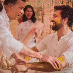 Vicky Kaushal Katrina Kaif Haldi Pic: ரசிகர்களை கவர்ந்த விக்கி கெளஷல் - கத்ரீனா ஜோடியின் நலங்கு சடங்கு நிகழ்ச்சி..!