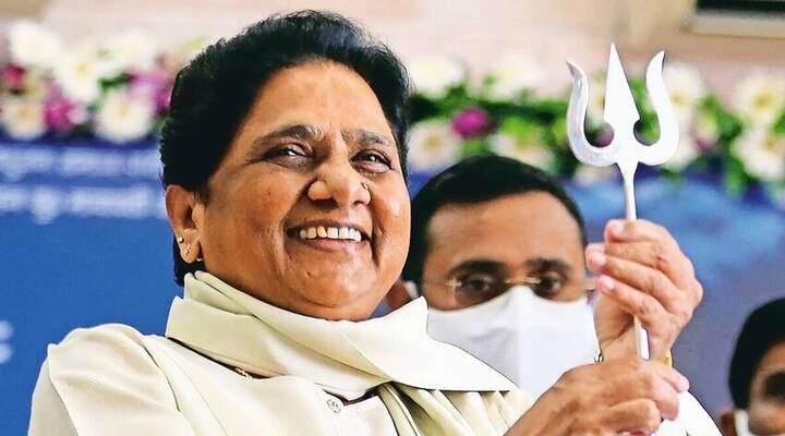 BSP चीफ मायावती 4 बार यूपी की मुख्यमंत्री रही हैं. तीन बार वह विधानसभा का चुनाव जीतकर सीएम बनीं तो एक बार विधान परिषद की सदस्य थीं. 1995, 1997 और 2002 में वह सहारनपुर की हरौरा विधानसभा सीट से जीतकर मुख्यमंत्री बनी थीं.