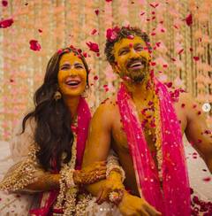Katrina Vicky Haldi Inside Photos: ਕੈਟਰੀਨਾ ਕੈਫ ਤੇ ਵਿੱਕੀ ਕੌਸ਼ਲ ਹਲਦੀ ਦੀ ਰਸਮ 'ਚ ਹੋਏ ਰੌੌਮਾਂਟਿਕ, ਇਕ ਦੂਜੇ ਨੂੰ ਲਾਈ ਹਲਦੀ