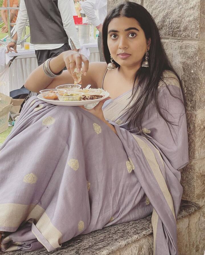 భోజనం చేస్తున్నప్పుడు... (Image Credit: Instagram / Shivatmika Rajasekhar)