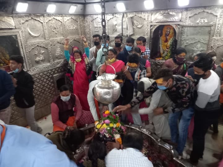 Ujjain Madhya Pradesh Lord Mahakal person has Kaal Sarp Dosh Devotees from country easiest most accurate worship done Ujjain News: 100 रुपए की पूजा में काल सर्प दोष का निवारण, यहां मिलता है कालों के काल का आशीर्वाद