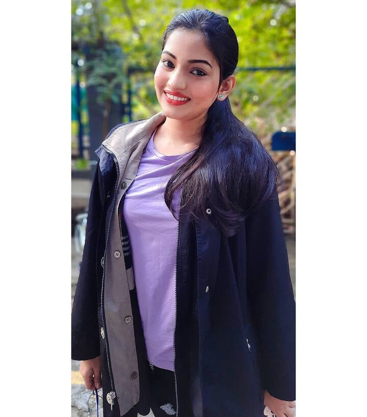 'फँड्री' चित्रपटात अत्यंत साधी दिसणारी राजेश्वरी आता मात्र ग्लॅमरस आणि हॉट अंदाजात चाहत्यांसमोर आली आहे(Photo : @Rajeshwari Kharat/FB)