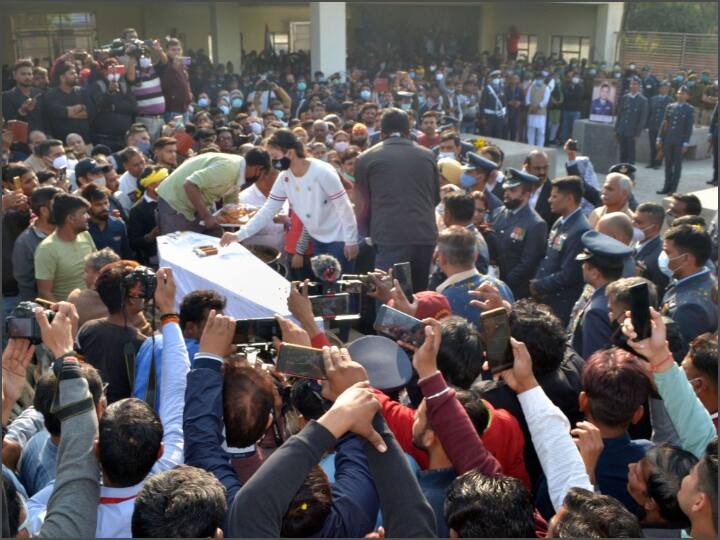 विंग कमांडर चौहान की बेटी आराध्या ने कहा कि वह अपने पिता के नक्शे कदम पर चलना चाहती है और वह भी भारतीय वायु सेना में पायलट बनना चाहती है. सातवीं कक्षा में पढ़ने वाली आराध्या ने कहा कि वह अपने पिता का अनुकरण करना चाहती है, क्योंकि वह उसके नायक थे. विंग कमांडर की बेटी ने कहा,