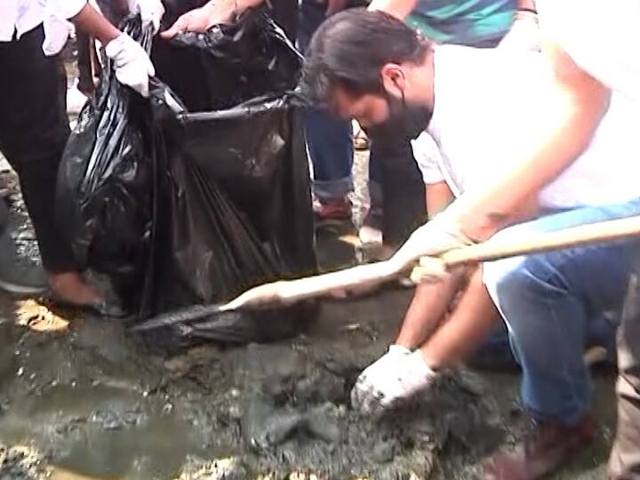 मनसेकडून सागरी किनारा स्वच्छता मोहीम राबवण्यात येत आहे.
