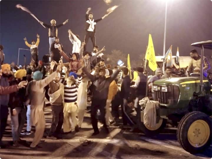हालांकि, किसानों के आंदोलन समाप्त होने से कुछ गरीब बच्चों के मन में रोजी-रोटी की चिंता सताने लगी है. ये बच्चे किसानों के लंगर में खाना खाते थे और फुटपाथ की बजाय किसानों के तंबू में सोने लगे थे. उधर, पंजाब और हरियाणा में सिंघू बॉर्डर से लौटे किसानों की घर-वापसी पर मिठाइयों और फूल-मालाओं से जोरदार स्वागत किया गया. दिल्ली-करनाल-अम्बाला और दिल्ली-हिसार राष्ट्रीय राजमार्गों पर ही नहीं, बल्कि राजकीय राजमार्गों पर अनेक स्थानों पर किसानों के परिजन अपने गांव वालों के साथ किसानों का स्वागत करते नजर आये. इस अवसर पर लड्डू-बर्फी भी बांटे जा रहे हैं.
