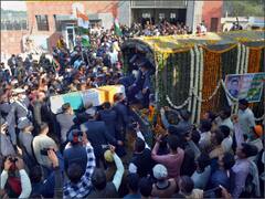 Chopper Crash: पंचतत्व में विलीन हुए विंग कमांडर पृथ्वी सिंह चौहान, देखें भावुक कर देने वाली तस्वीरें