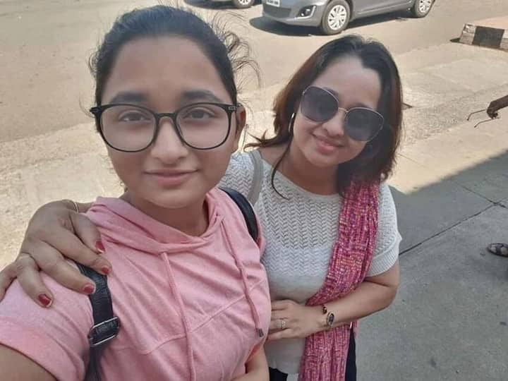 सोनालिका जोशी मूल रूप से मराठी ही हैं. वह सीरियल के सिवा कुछ मराठी फिल्मों में भी नजर आ चुकी हैं. सोनालिका के घर में उनके पति और एक बेटी हैं. पति का नाम समीर जोशी है तो वहीं बेटी का नाम सोनालिका ने आर्या जोशी रखा है.