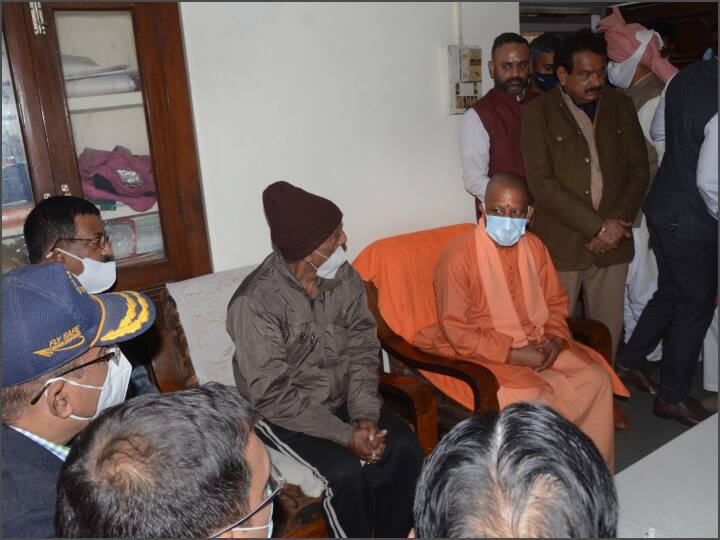 श्मशान घाट पर अधिकारी के पिता सुरेंद्र सिंह, पत्नी कामिनी सिंह और परिवार के अन्य सदस्यों के अलावा कई स्थानीय नेता, गणमान्य व्यक्ति तथा अधिकारी मौजूद रहे. गौरतलब है कि बुधवार को तमिलनाडु में एमआई7वी5 हेलीकॉप्टर दुर्घटनाग्रस्त होने से उसमें सवार प्रमुख रक्षा अध्यक्ष बिपिन रावत, चौहान और 11 अन्य लोगों की मौत हो गई.