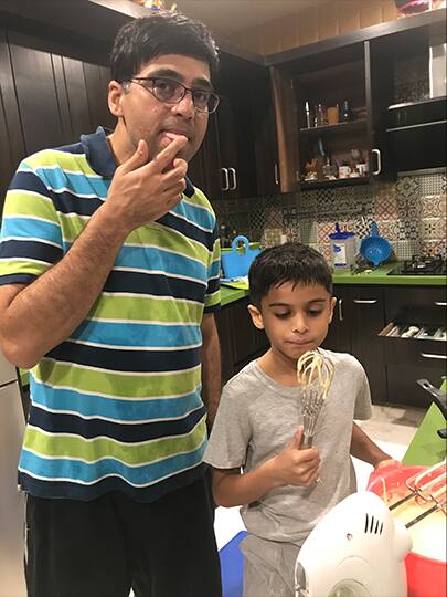 बुध्दिबळ प्रशिक्षण असलेल्या आईने विश्वनाथन आनंदला अवघ्या 6 व्या वर्षापासून बुद्धिबळाचे धडे दिले. विश्वनाथन आनंदला एक मोठा शिवकुमार नावाच भाऊ आणि अनुराधा एक बहिण आहे. विश्वनाथन आनंदने आपले सुरुवातीचे शिक्षण चेन्नईच्या एग्मोरे येथील डॉन बॉस्को मैट्रीक्यूलेशन हायर सेकंडरी स्कूल मधून पूर्ण केलं व कॉमर्स विषयाची पदवी चेन्नई येथीलच लोयोला कॉलेज मधून पूर्ण केली.(Photo Tweeted By @vishy64theking)