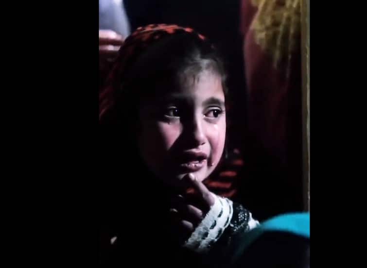 Watch: बांदीपोरा में रोती बिलखती शहीद की बेटी का वीडियो वायरल, पुलिस बोली- आतंकियों को बख्शेंगे नहीं