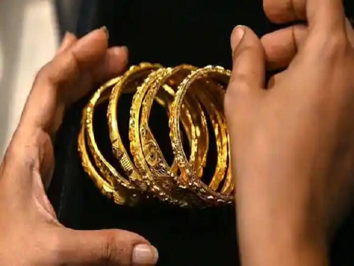 आप सोने की कीमत अपने घर बैठे भी चेक कर सकते हैं. इंडियन बुलियन एंड ज्वैलर्स एसोसिएशन के मुताबिक आप सिर्फ 8955664433 नंबर पर मिस्ड कॉल देकर प्राइस चेक कर सकते हैं. आप जिस नंबर से मैसेज करते हैं उसी नंबर पर आपके मैसेज आ जाएगा.