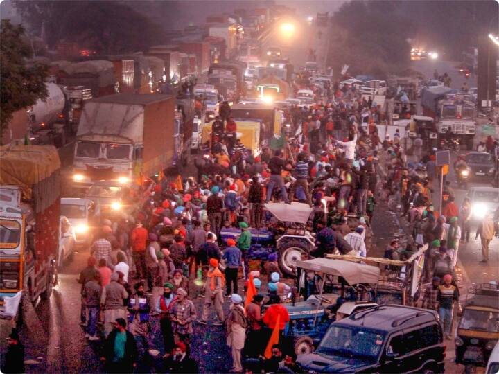 गाजीपुर आंदोलन स्थल पर किसानों को संबोधित करते हुए, स्वराज इंडिया के अध्यक्ष योगेंद्र यादव ने चार हिंदू ‘धामों’ (पवित्र स्थलों) की तुलना चार सीमा विरोध स्थलों -टिकरी, सिंघू, गाजीपुर और शाहजहांपुर (दिल्ली-जयपुर सीमा) से की. उन्होंने कहा, ‘‘अब हम नहीं बोलेंगे लेकिन किताबें और इतिहास बोलेगा. यह पूरा देश बोलेगा. आज सिर्फ यह याद रखने का दिन है कि पिछले एक साल से हमारे देश में ‘चार धाम’ का अर्थ बदल गया है.