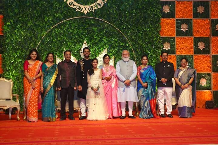 प्रह्लाद जोशी नरेंद्र मोदी सरकार में मंत्री हैं. इसी साल सितंबर महीने में उन्होंने अपनी बेटी अपराजिता की शादी की. शादी में पीएम नरेंद्र मोदी भी शामिल हुए थे. जोशी के दामाद का नाम ऋषिकेश है और वह बड़े बिजनेसमैन हैं.