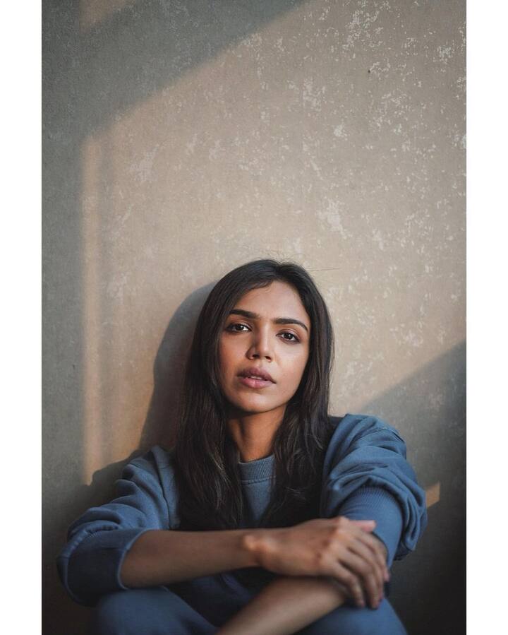 अभिनय जगतातील हा नवा चेहरा फार कमी काळातच लोकप्रिय झाला आहे. अशा या अभिनेत्रीनं नुकतंच तिचं नवं फोटोशूट सर्वांच्या भेटीला आणलं आहे. (photo: shriya.pilgaonkar/ig)