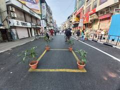 PHOTO : कुंड्यांनी सजला रस्ता! पुण्यातला लक्ष्मी रोड आज बंद, नो व्हेईकल डे निमित्त रस्त्याचा थाटमाट