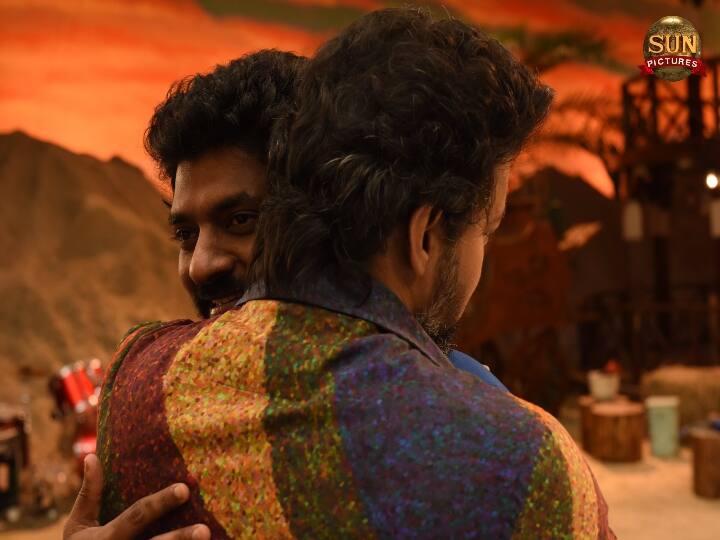 Actor Vijay Pics vijay beast movie last day shooting pic viral see photos Vijay Viral Photo: பீஸ்ட் ஷூட்டிங் முடிஞ்சுது.. அன்பை பரிமாறிய விஜய்.. வைரல் புகைப்படம்!!
