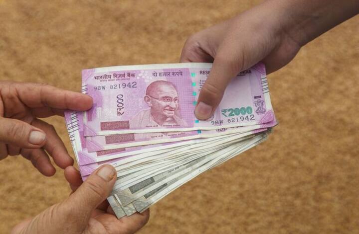 केंद्र सरकार इस स्कीम के तहत किसानों को सालाना 6000 रुपये की आर्थिक सहायता देती है. इस पैसे को सरकार तीन किस्तों के रुप में देती है. यानी आपको 4-4 महीने के अंतर पर 2000 रुपये की राशि मिलती है. ये पैसा सीधे आपके बैंक खाते में ट्रांसफर किया जाता है.