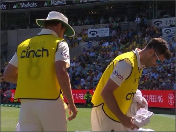 James Anderson and Stuart Broad spotted carrying drinks in australia vs england 1st test reactions The Ashes: 1156 विकेट ले चुके जेम्स एंडरसन और स्टुअर्ट ब्रॉड कर रहे पानी पिलाने का काम, तस्वीरें देख हर कोई रह गया दंग