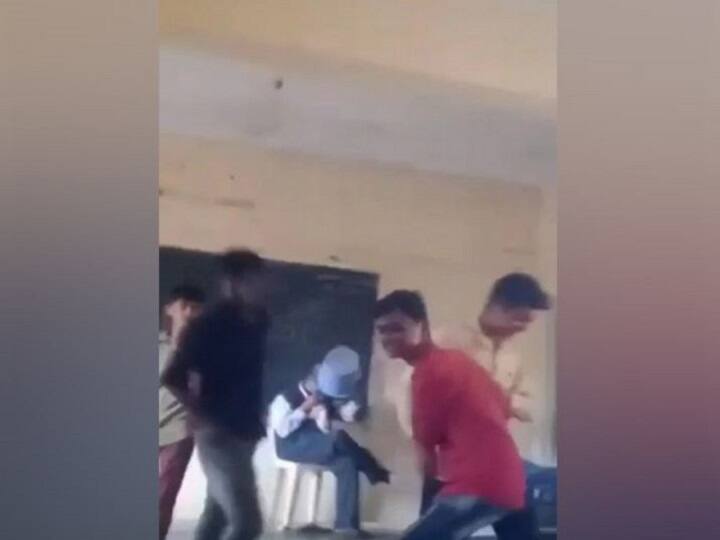 Watch: Students misbehave with teacher in Karnataka throw garbage on head photos goes viral कर्नाटक में छात्रों ने शिक्षक के साथ की बदतमीजी, सिर पर डाला कूड़ा, तस्वीरें वायरल