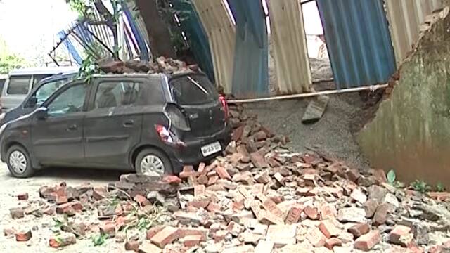 THANE : ठाण्यात मोठी दुर्घटना टळली, संरक्षक  भिंत कोसळली : ABP MAJHA