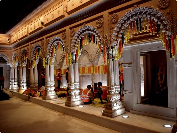 Kashi Vishwanath Corridor Images: बयान में कहा गया है कि भगवान शिव के तीर्थयात्रियों और भक्तों की सुविधा के लिए लंबे समय से मोदी का एक दृष्टिकोण था. इसमें कहा गया है, ''इस दृष्टिकोण को साकार करने के लिए, श्री काशी विश्वनाथ धाम को गंगा नदी के किनारे श्री काशी विश्वनाथ मंदिर को जोड़ने के लिए आसानी से सुलभ मार्ग बनाने के वास्ते एक परियोजना के रूप में अवधारणा की गई थी.''