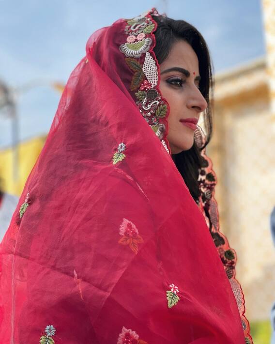 Inside Photos: शादी के कुछ ही दिनों बाद इस एक्ट्रेस को करानी पड़ी गृह शांति की पूजा, मेहंदी लगे हाथों के पूजा करते तस्वीरें वायरल