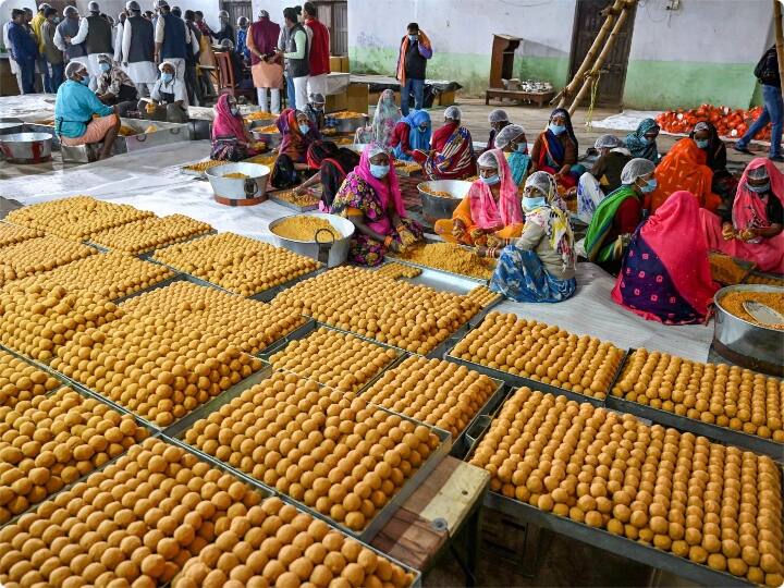 भाजपा पदाधिकारियों ने बताया कि प्रधानमंत्री दो दिन वाराणसी में ठहरने वाले हैं. पहले दिन वह सबसे पहले बाबा काल भैरव का दर्शन-पूजन करने के बाद ललिता घाट पहुचेंगे, वहां से बाबा विश्वनाथ धाम पहुंचेंगे. कार्यक्रम के बाद वह सभी मुख्यमंत्रियों और उपमुख्यमंत्रियों के साथ गंगा आरती में शरीक होंगे.