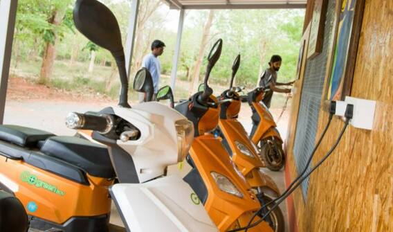 Electric Scooter ચલાવતી વખતે આ વાતોનું રાખો ધ્યાન, થશે ફાયદો