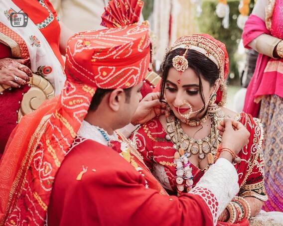 Inside Photos: शादी के कुछ ही दिनों बाद इस एक्ट्रेस को करानी पड़ी गृह शांति की पूजा, मेहंदी लगे हाथों के पूजा करते तस्वीरें वायरल