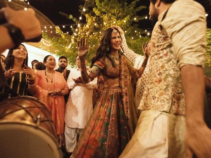 Katrina kaif and vicky kaushal mehndi ceremony photos goes viral on social media, actress dance on dhol Katrina Kaif Mehndi Ceremony: कैटरीना कैफ और Vicky Kaushal की मेहंदी सेरेमनी की तस्वीरें वायरल, ढोल की थाप पर जमकर नाचे दोनों