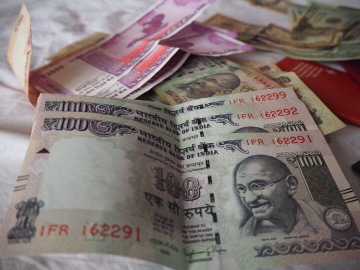 प्रधानमंत्री किसान सम्मान निधि स्कीम के तहत किसानों को दसवीं किस्त का पैसा ट्रांसफर किया जाएगा. इस स्कीम में सरकार अब तक 9 किस्तों का पैसा ट्रांसफर कर चुकी है. आपको बता दें अब तक 11.37 करोड़ किसानों को इस योजना का लाभ मिल चुका है. सरकार ने 1.58 लाख करोड़ रुपये इस स्कीम के तहत ट्रांसफर किए हैं.