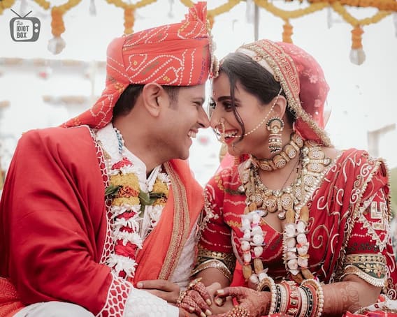 Inside Photos: शादी के कुछ ही दिनों बाद इस एक्ट्रेस को करानी पड़ी गृह शांति की पूजा, मेहंदी लगे हाथों के पूजा करते तस्वीरें वायरल