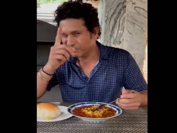 Cricketer Sachin Tendulkar Shares Video of eating Misal Pav 'महाराष्ट्राची मिसळ पाव 1 नंबर!', मिसळीचा आस्वाद घेताना सचिननं शेअर केला खास व्हिडीओ