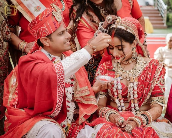 Inside Photos: शादी के कुछ ही दिनों बाद इस एक्ट्रेस को करानी पड़ी गृह शांति की पूजा, मेहंदी लगे हाथों के पूजा करते तस्वीरें वायरल