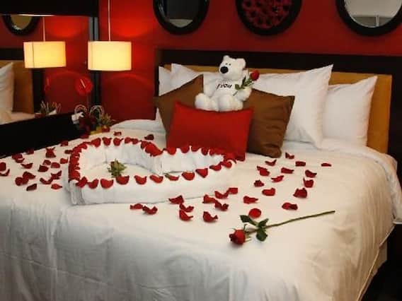 Vastu Tips For Bedroom: नव विवाहित जोड़ों के कमरे में वास्तु का ध्यान रखना है जरूरी, दोनों के बीच संबंध रहेंगे मधुर Vastu Tips For Bedroom: नव विवाहित जोड़ों के कमरे में वास्तु का ध्यान रखना है जरूरी, दोनों के बीच संबंध रहेंगे मधुर