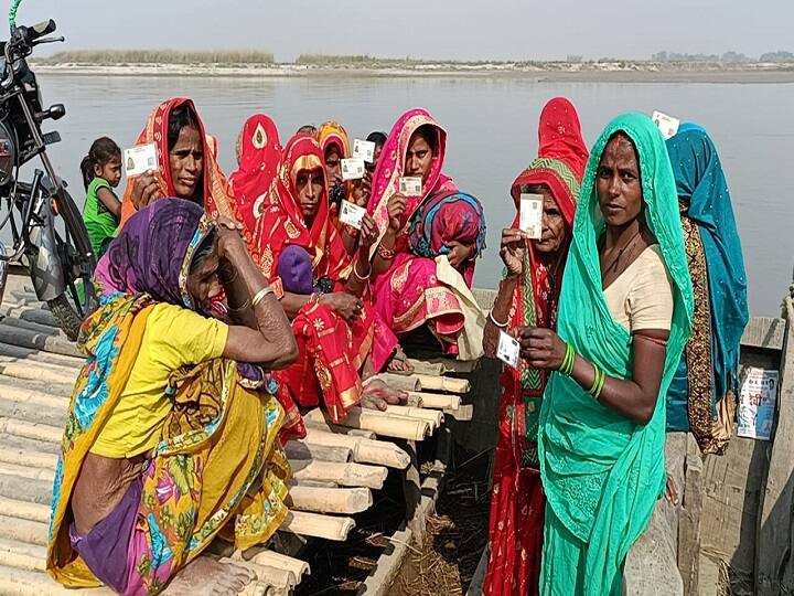 Bihar Panchayat Election: Woman voters excited about voting, gone to cast vote from boat in supaul ann Bihar Panchayat Chunav: 'विकास की नैया' पार लगाने वाले को चुनने के लिए महिलाओं में खासा उत्साह, नदी पार कर डालने पहुंचीं वोट