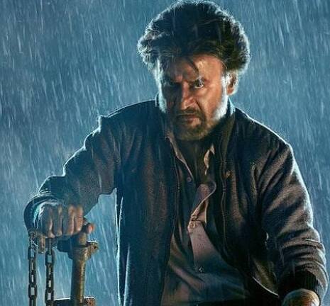 சூப்பர் ஸ்டார் ரஜினிகாந்தின் 71வது பிறந்தநாள் கொண்டாட்டத்தை ரசிகர்கள் சமூக வலைதளங்களில் கோலாகலமாக கொண்டாடி வருகின்றனர்.