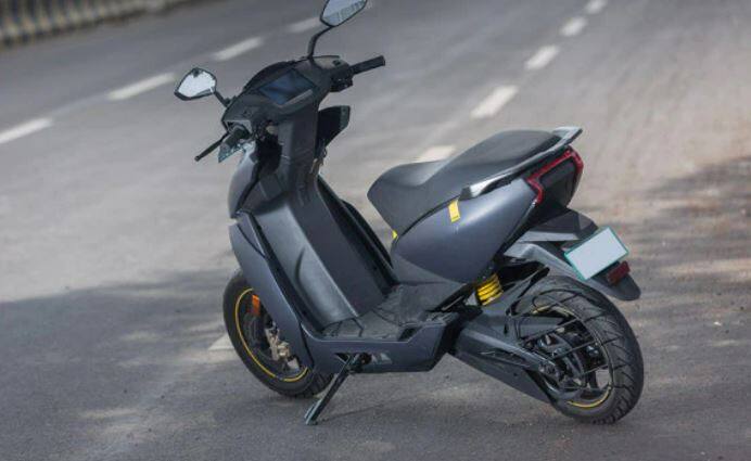 Ather 450X (એથર 450X) 116 કિલોમીટરની રેન્જ સાથે Ather 450Xની કિંમત રૂ. 1.32 લાખ એક્સ-શોરૂમ છે. Ather 450X 80 km/hની ટોપ સ્પીડને હિટ કરી શકે છે. માત્ર 3.3 સેકન્ડમાં 40 કિમી/કલાકની ટોપ સ્પીડ સુધી પહોંચવામાં સક્ષમ સ્કૂટર 2.61kWh બેટરી પેક કરે છે. Ather દાવો કરે છે કે 450X 3 કલાક 35 મિનિટમાં 80 ટકા ચાર્જ થઈ શકે છે.