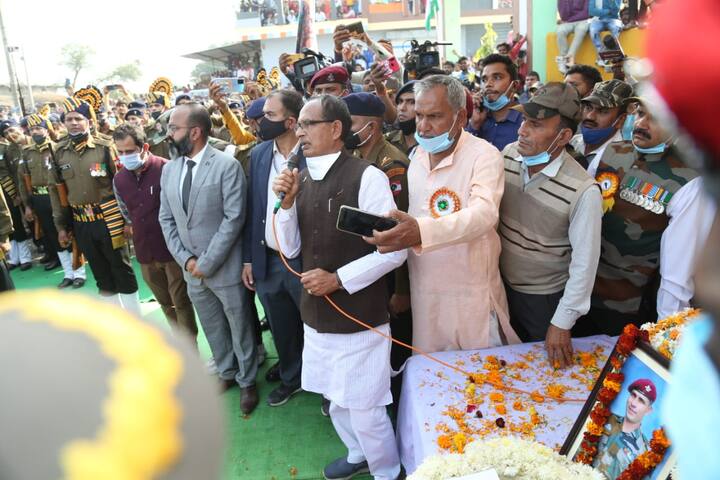 मुख्यमंत्री शिवराज सिंह चौहान ने शहीद की पत्नी को शासकीय नौकरी देने और स्कूल का नाम उनके नाम पर रखने की घोषणा की है.