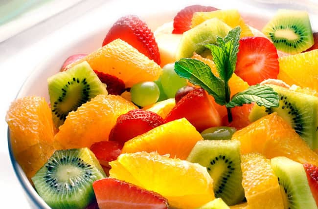 फल खाते वक्त क्या आप भी करते हैं ये गलती? नहीं मिलेगा भरपूर पोषण