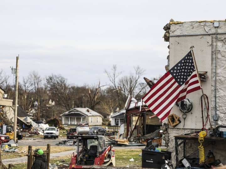 US Tornadoes: अमेरिका पर कुदरत का कहर, चक्रवातों के झुंड ने राज्यों में की बर्बादी, 100 से ज्यादा लोगों की मौत